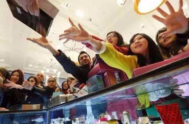 干女人屄屄屄视频中国人依然爱赴日旅游 消费已由爆买转向网购